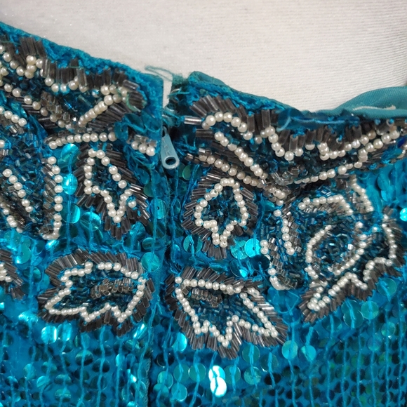 Gorgeous Aqua Sequin Dress. Sequins and beautiful beadwork. Size 7. - Picture 4 of 4